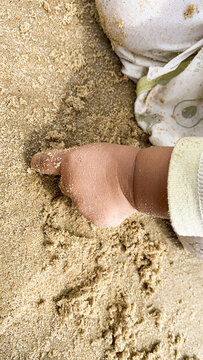 沙滩上的小朋友玩沙子
