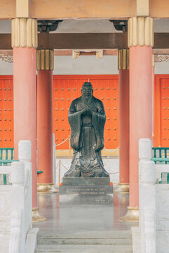 广西柳州文庙孔子铜像