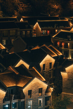 柳州窑埠古镇晚上的斜屋顶房屋