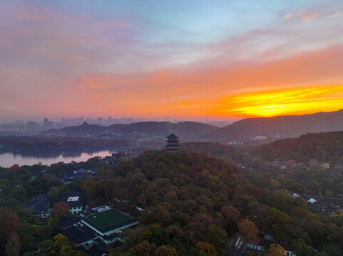 日出下的杭州西湖雷峰塔