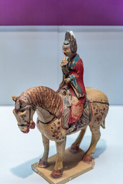 昭陵博物馆的唐彩绘骑马吹箫俑