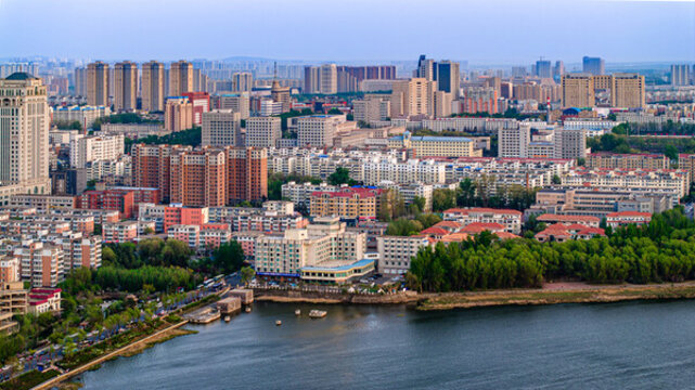 初夏的中国长春市城区建筑景观