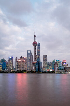 上海北外滩看向陆家嘴夜景风光
