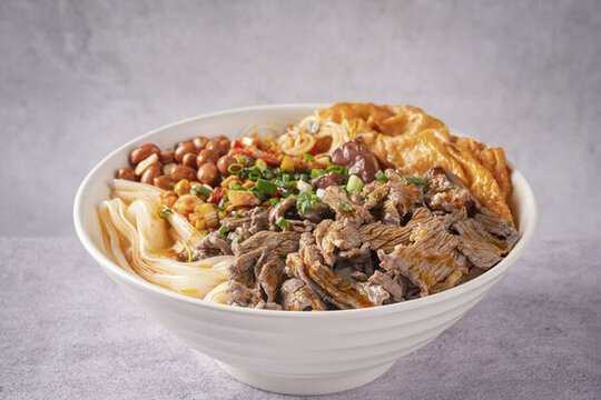 美味牛肉米粉诱人呈现