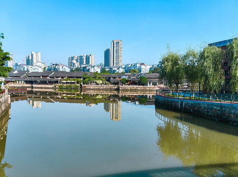 古街河畔与现代建筑相映