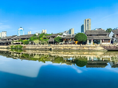 古街河畔与现代建筑相映