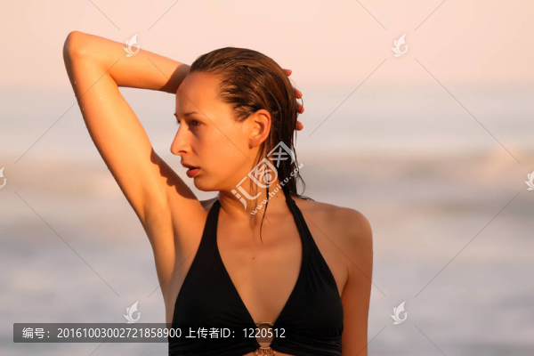 在海滩上摆姿势的女人