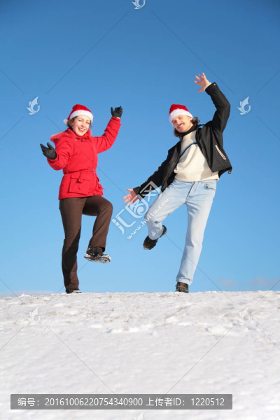 圣诞老人在圣克劳斯帽子上的情侣舞蹈