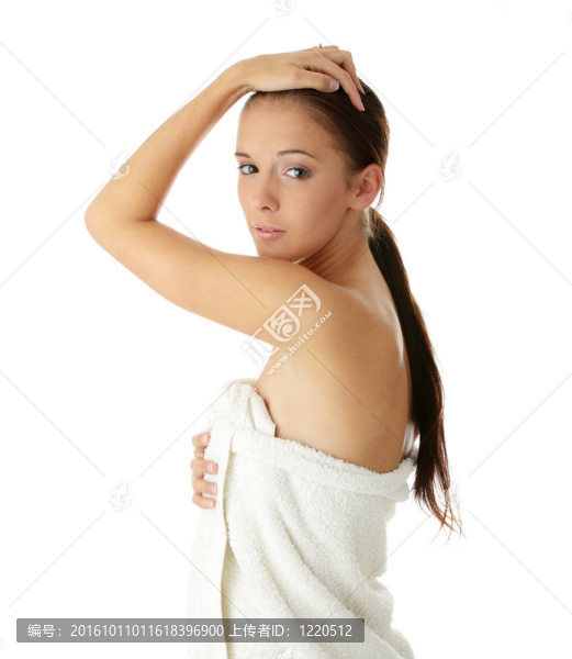 美丽的年轻女人用毛巾