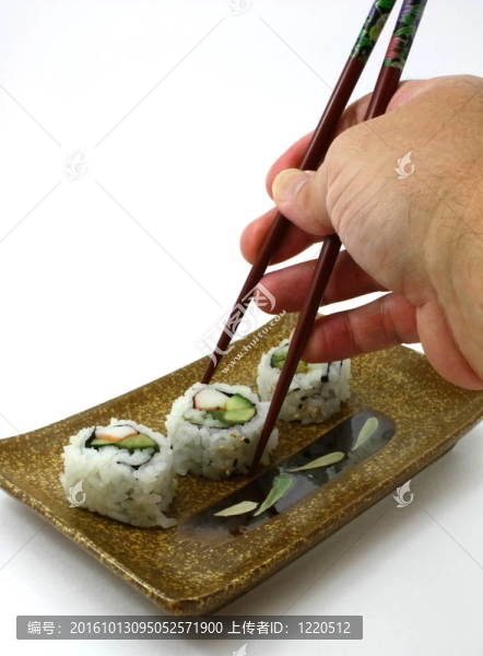 在白色上拿起寿司