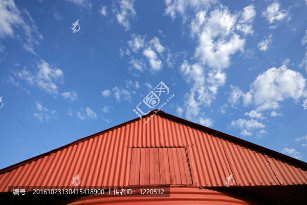 红色谷仓和天空