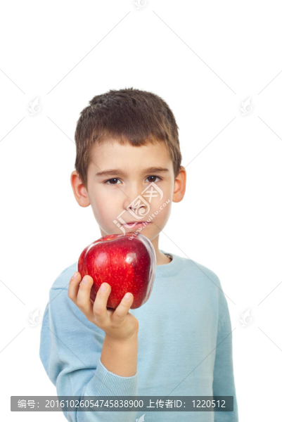 学龄前男孩拿着红苹果