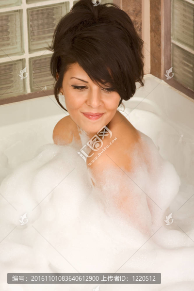 迷人的年轻女子洗澡洗澡