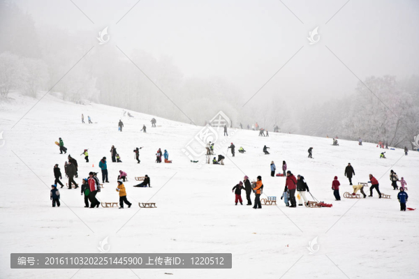 孩子们在冬天的雪一滑道滑冰