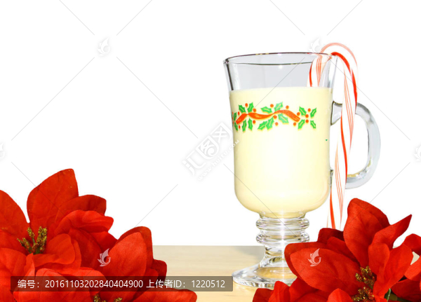 一杯有着圣诞红和白色背景下表糖果手杖圣诞蛋酒