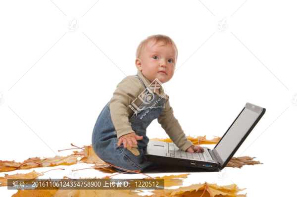小笑脸快乐的孩子与笔记本电脑