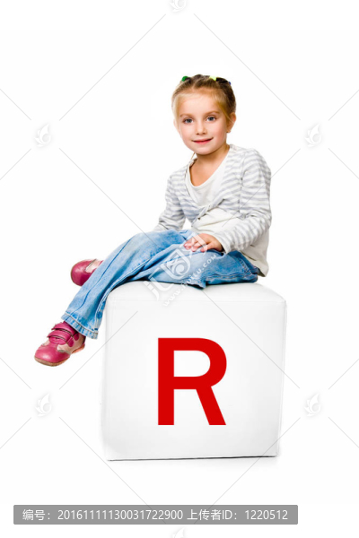 带字母的小男孩