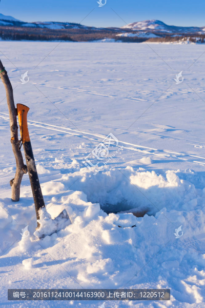 冰上钓鱼洞