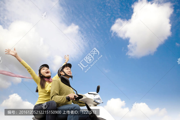 快乐的年轻夫妇在滑板车上玩得开心
