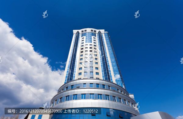 现代摩天大楼在Samara蓝天背景；俄罗斯