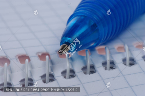 空白页的笔记本，蓝色圆珠笔