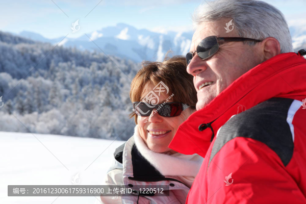 在雪景的滑雪者夫妇
