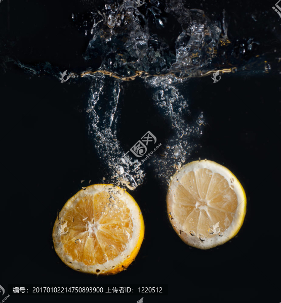 半柠檬和橘子在水中飞溅