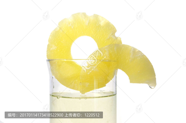 在玻璃上的菠萝汁
