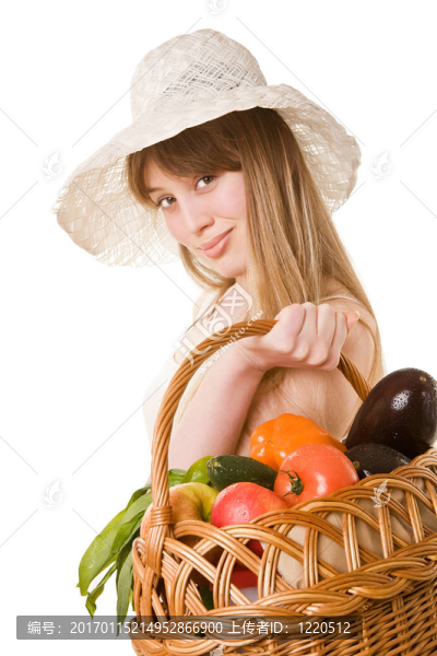 一个漂亮的年轻女子拿着一篮可口的新鲜蔬菜。白色孤立。