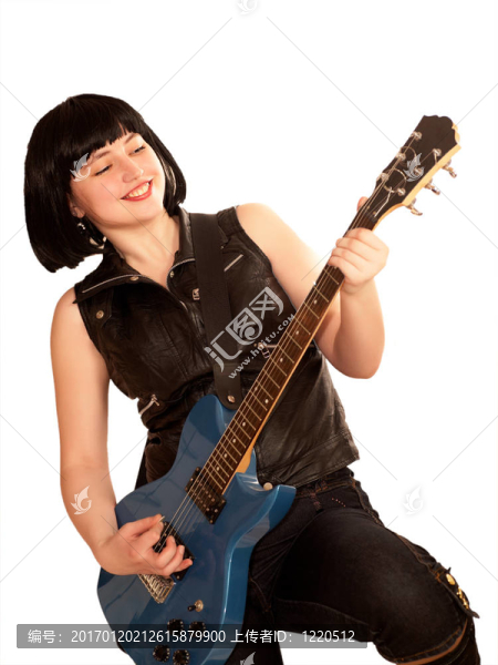 年轻的女人在吉他上玩