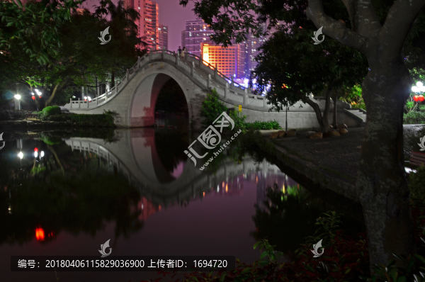 夜色里的石拱桥