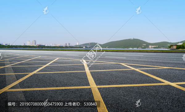 城市天际线和道路地面