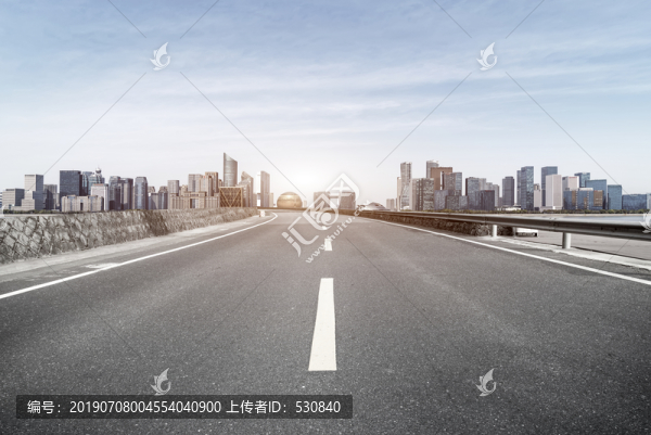 公路弯道和建筑景观