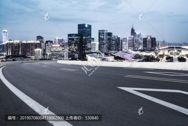 公路弯道和高楼大厦