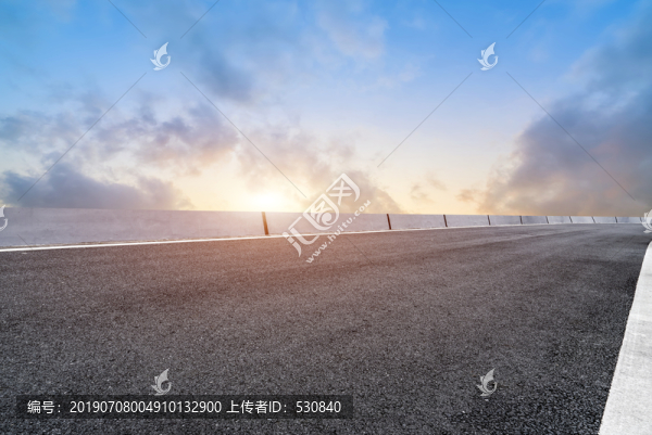 柏油马路和天空云彩