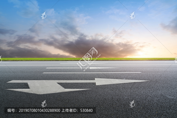 沥青路面和天空云彩