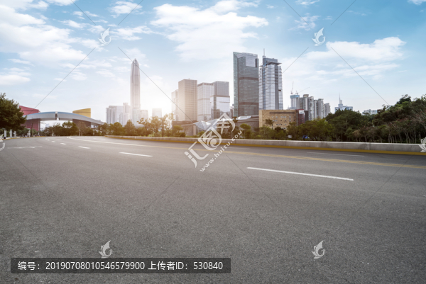 沥青路面和高楼大厦