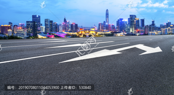 沥青路面和高楼大厦