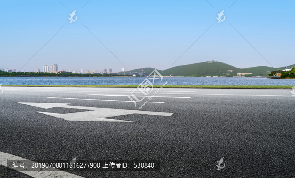 沥青路面和远山湖泊