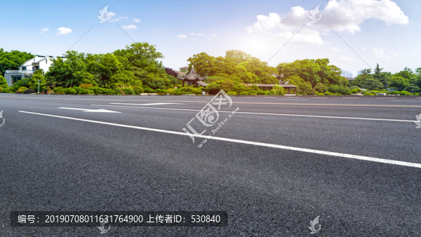 高速公路和蓝天白云