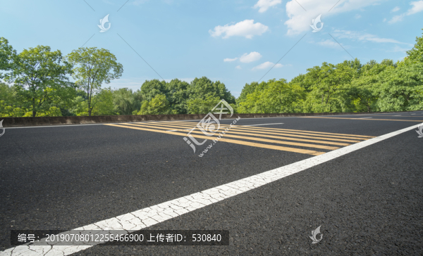 高速公路和绿树林