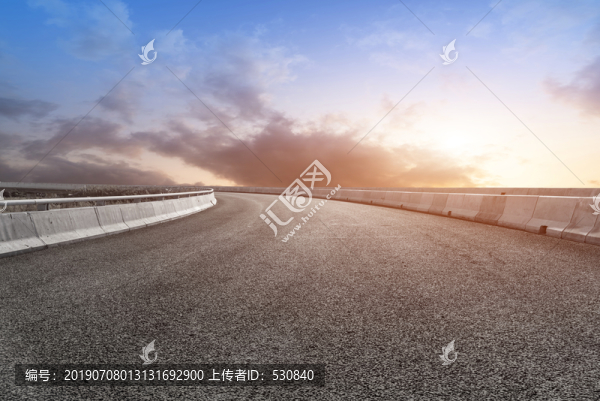 公路弯道和天空云彩