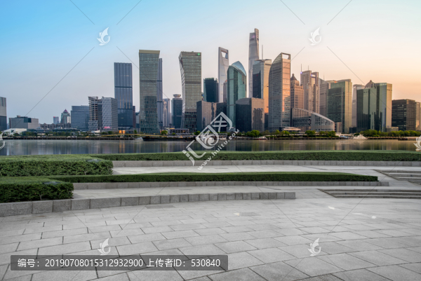 地砖路面和高楼大厦