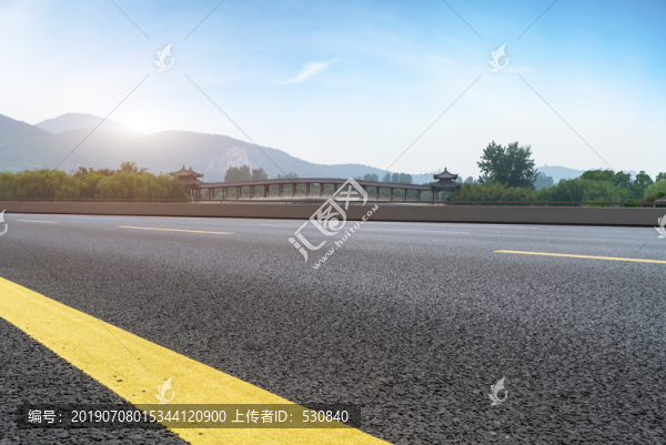 道路交通和蓝天白云