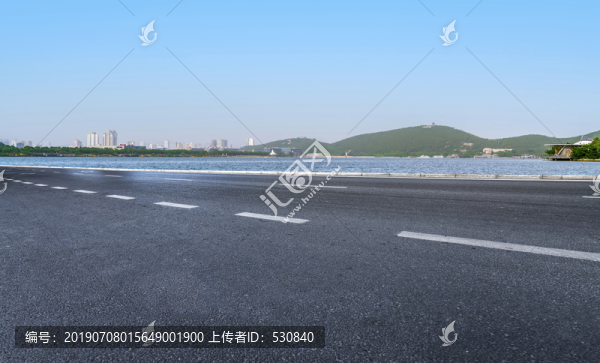 柏油马路和远山湖泊