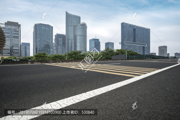 柏油马路和城市建筑群
