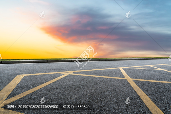 道路交通和天空云彩