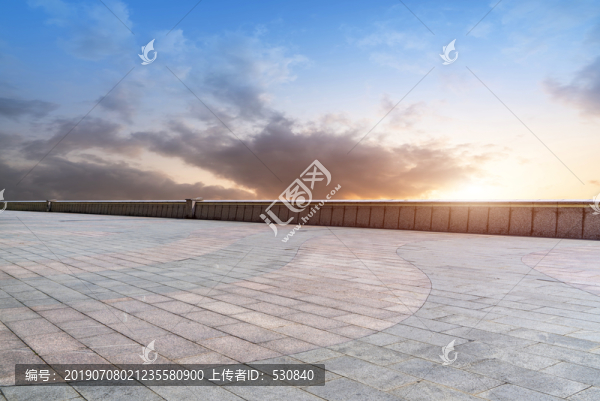地砖路面和天空云彩