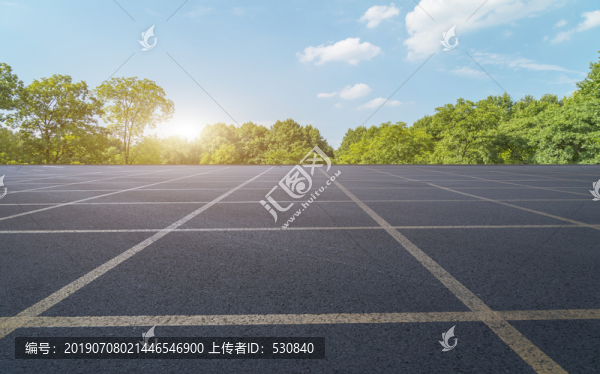 道路地面和绿树林