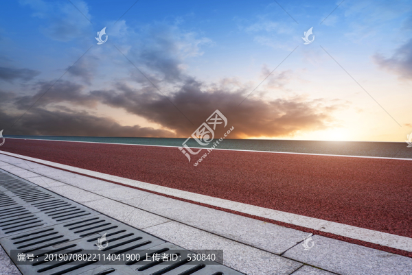 道路地面和天空云彩